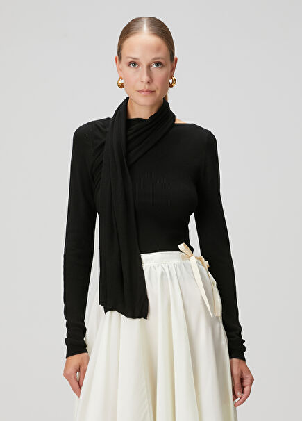 Siyah Fularlı İpek Triko