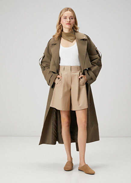 Beige pleated detailed shorts