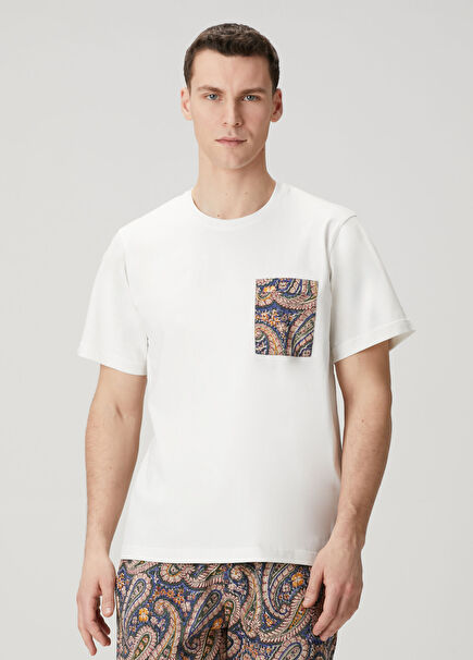 Beyaz Etnik Desenli Cep Detaylı T-shirt