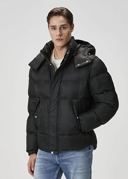 Siyah Kapüşonlu Monogram Desenli Puff Mont