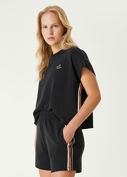 Siyah Şerit Detaylı T-shirt