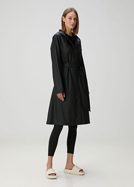Siyah Kapüşonlu Beli Kuşaklı Yağmurluk