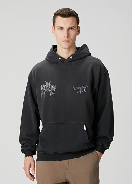 Siyah Kapüşonlu Figür Baskılı Sweatshirt