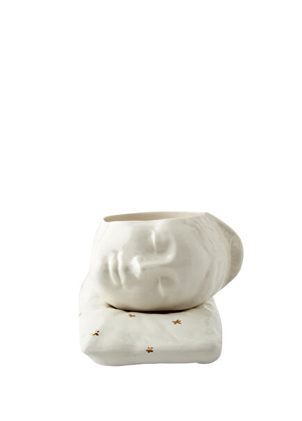 Uyuyan Güzel Porselen Fincan ve Krem Rengi Dekoratif Yastık 