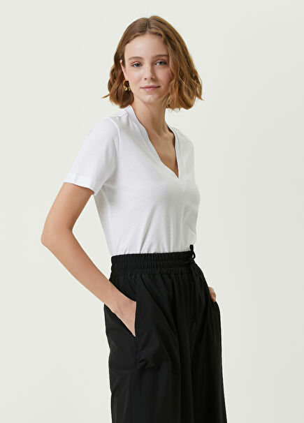 Beyaz V Yaka Basic T-shirt
