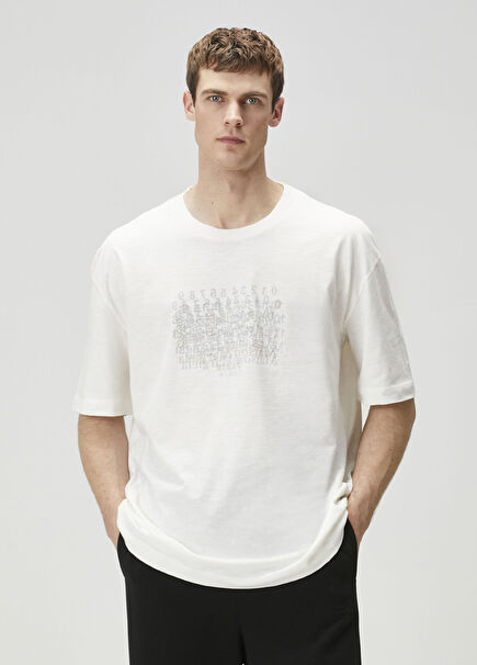 Kırık Beyaz Baskılı Nakış Detaylı T-shirt