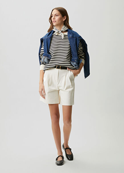 Kırık Beyaz Pile Detaylı Şort