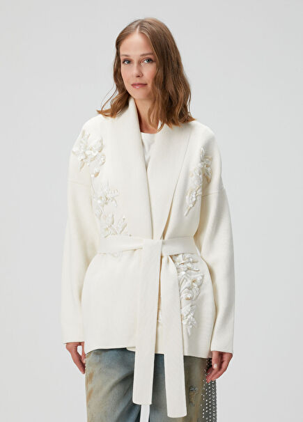 Beyaz İşleme Detaylı Hırka