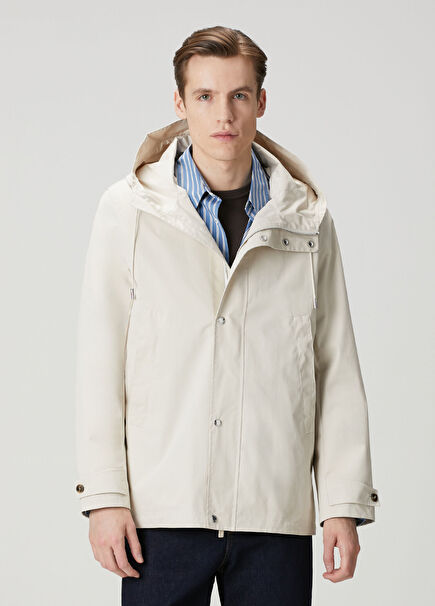 Beyaz Kapüşonlu Yağmurluk