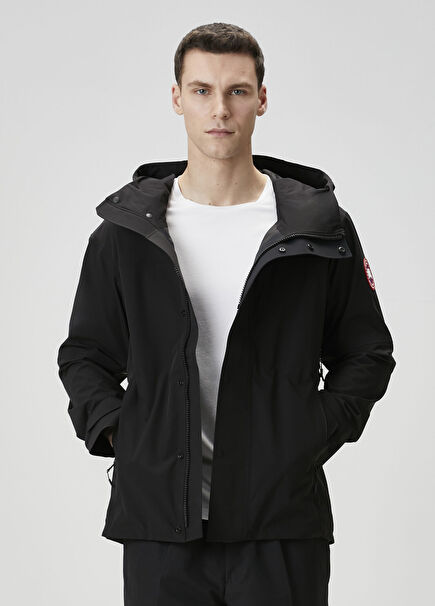 Siyah Kapüşonlu Yağmurluk