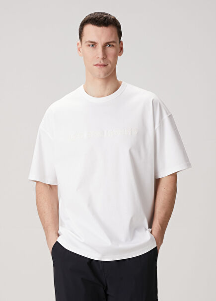 Beyaz Logo Detaylı T-shirt