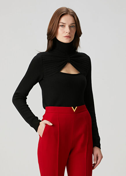 Siyah Kesim Detaylı Yün Triko