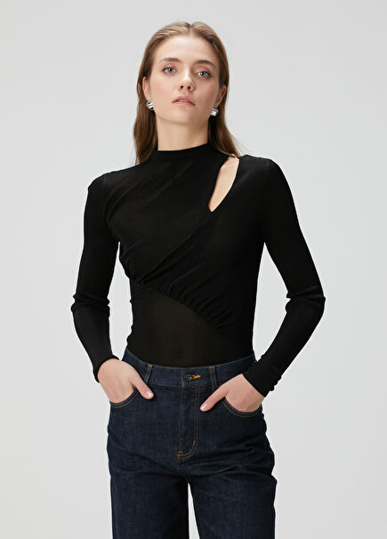 Siyah Kesim Detaylı Bluz