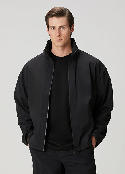 Siyah Kapüşonlu Yağmurluk