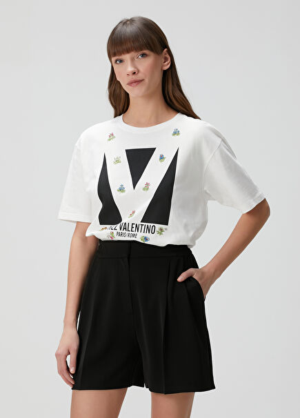 Beyaz İşlemeli Logolu T-shirt