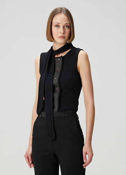 Siyah Fular Detaylı Atlet