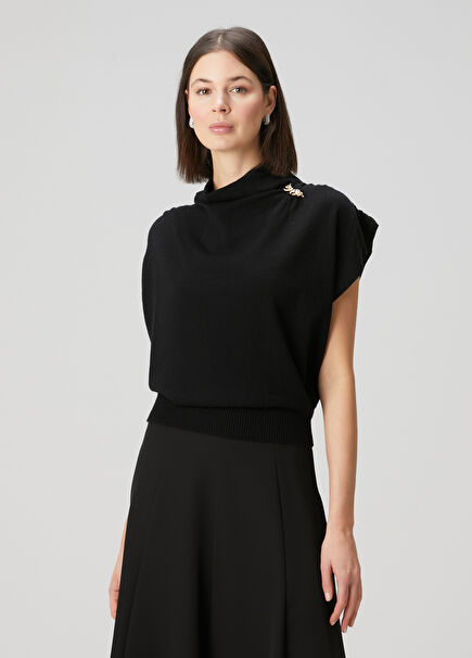 Black Brooch Detailed Knit Blouse
