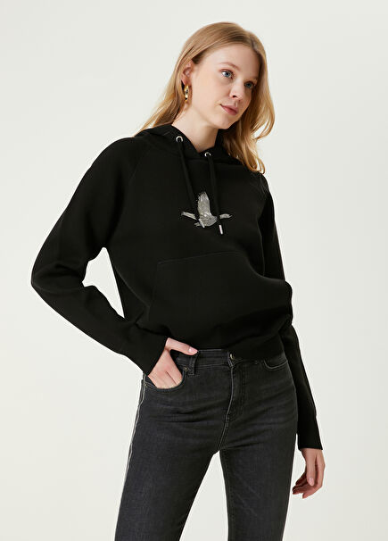 Siyah Kapüşonlu Metal Logolu Kazak