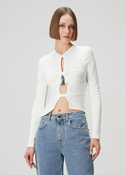 Beyaz Kesim Detaylı Bluz