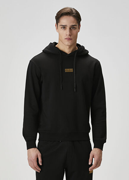 Siyah Kapüşonlu Gold Logo Plakalı Sweatshirt