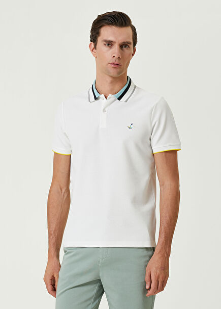 Comfort Fit Beyaz Polo Yaka Renkli Nakışlı T-shirt