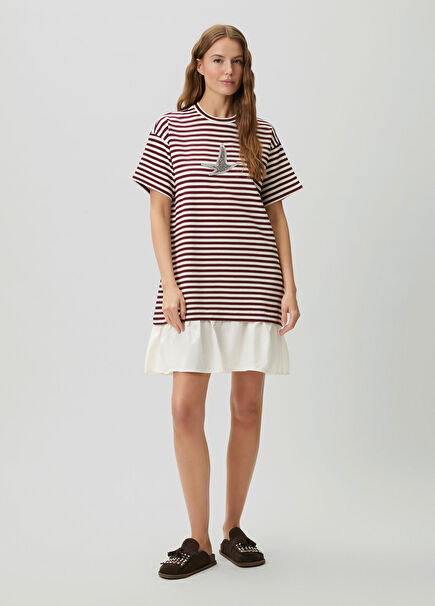 Beyaz Bordo Çizgili Taş Logolu Kısa Elbise