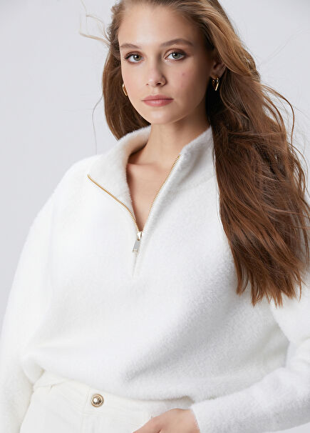 Kırık Beyaz Triko Kazak