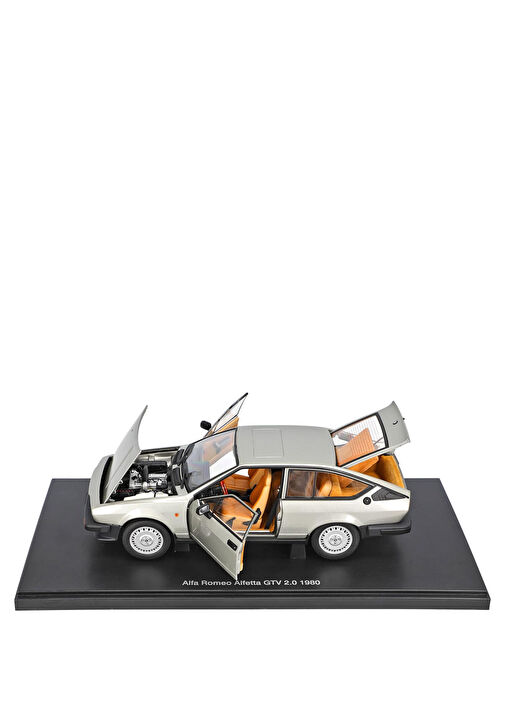 Autoart - 1980 Alfa Romeo Alfetta GTV 2.0 1:18 Grey Model Car