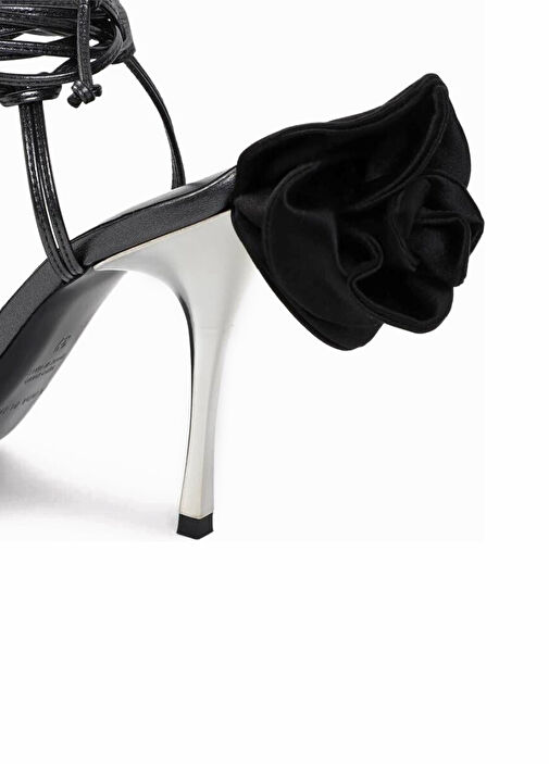 Siyah Çiçek Patchli Deri Topuklu Ayakkabı - Görsel 4