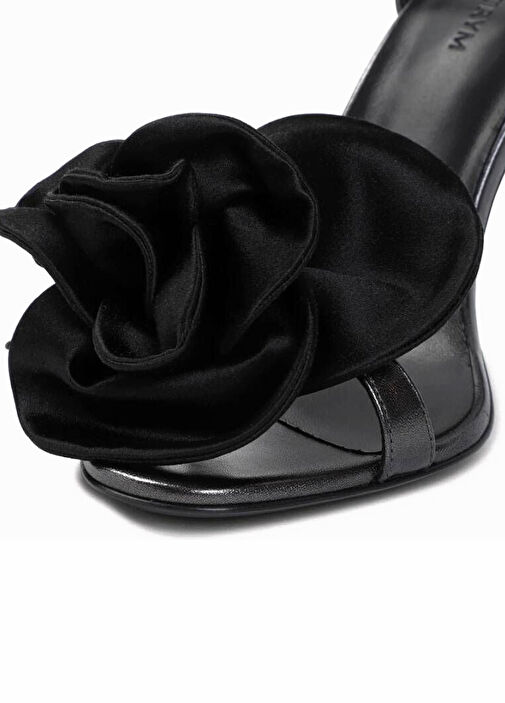 Siyah Çiçek Patchli Deri Topuklu Ayakkabı - Görsel 5