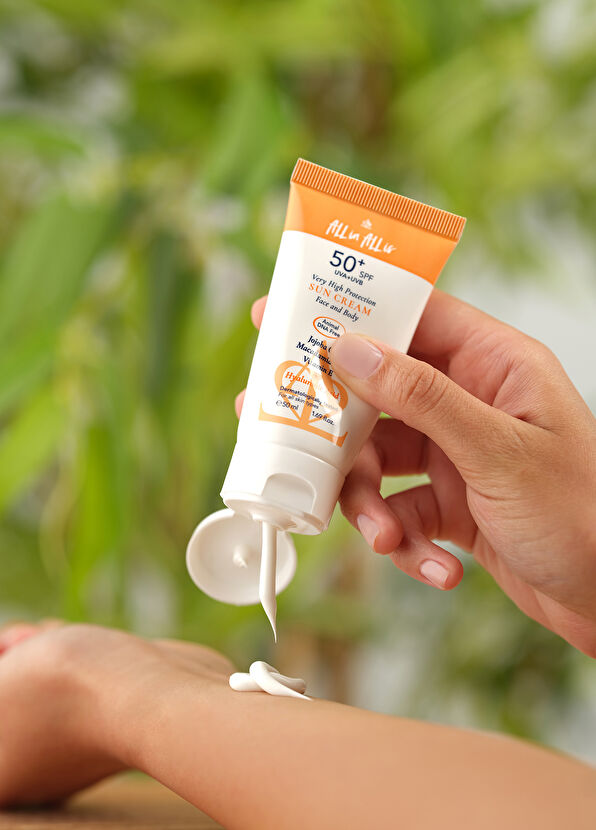 All in All is Hyalüronik Asit ve Jojoba Yağı içeren SPF50+ Tüm Ciltler Için Yüksek Korumalı Güneş Kremi 50 ml - 3
