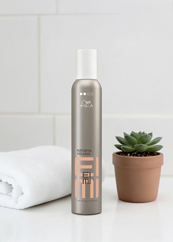 Wella Professionals EIMI Natural Volume Light Hold Volumizing Hair Mousse 300 ml - 2
