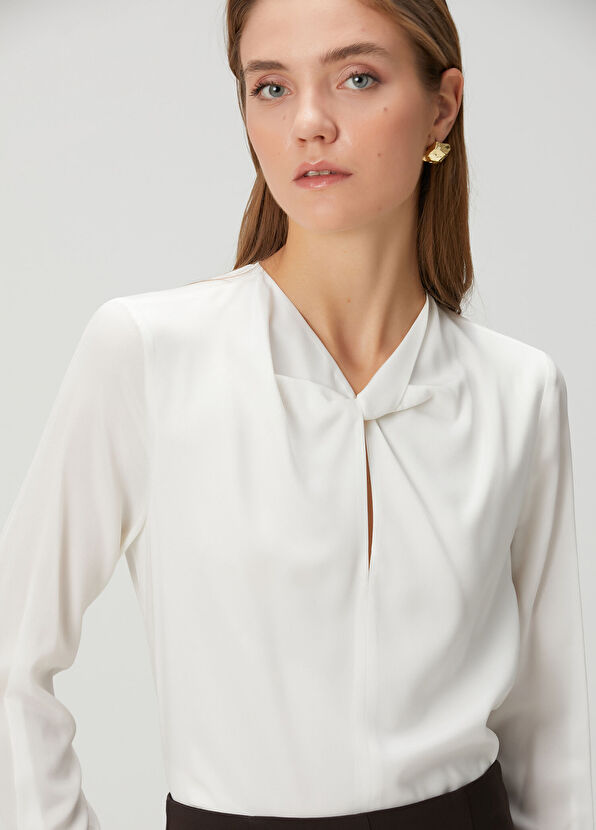 Kırık Beyaz Burgu Detaylı İpek Bluz - Görsel 3