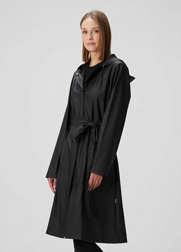 Siyah Kapüşonlu Beli Kuşaklı Yağmurluk - Görsel 3