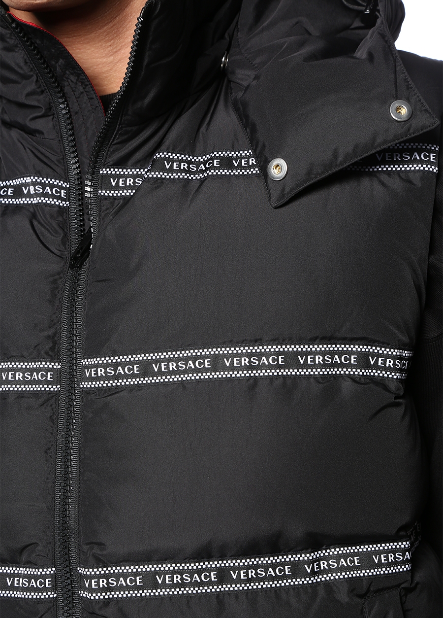 Beymen VERSACE Siyah Kapüşonlu Şerit Logolu Puff Yelek. 4