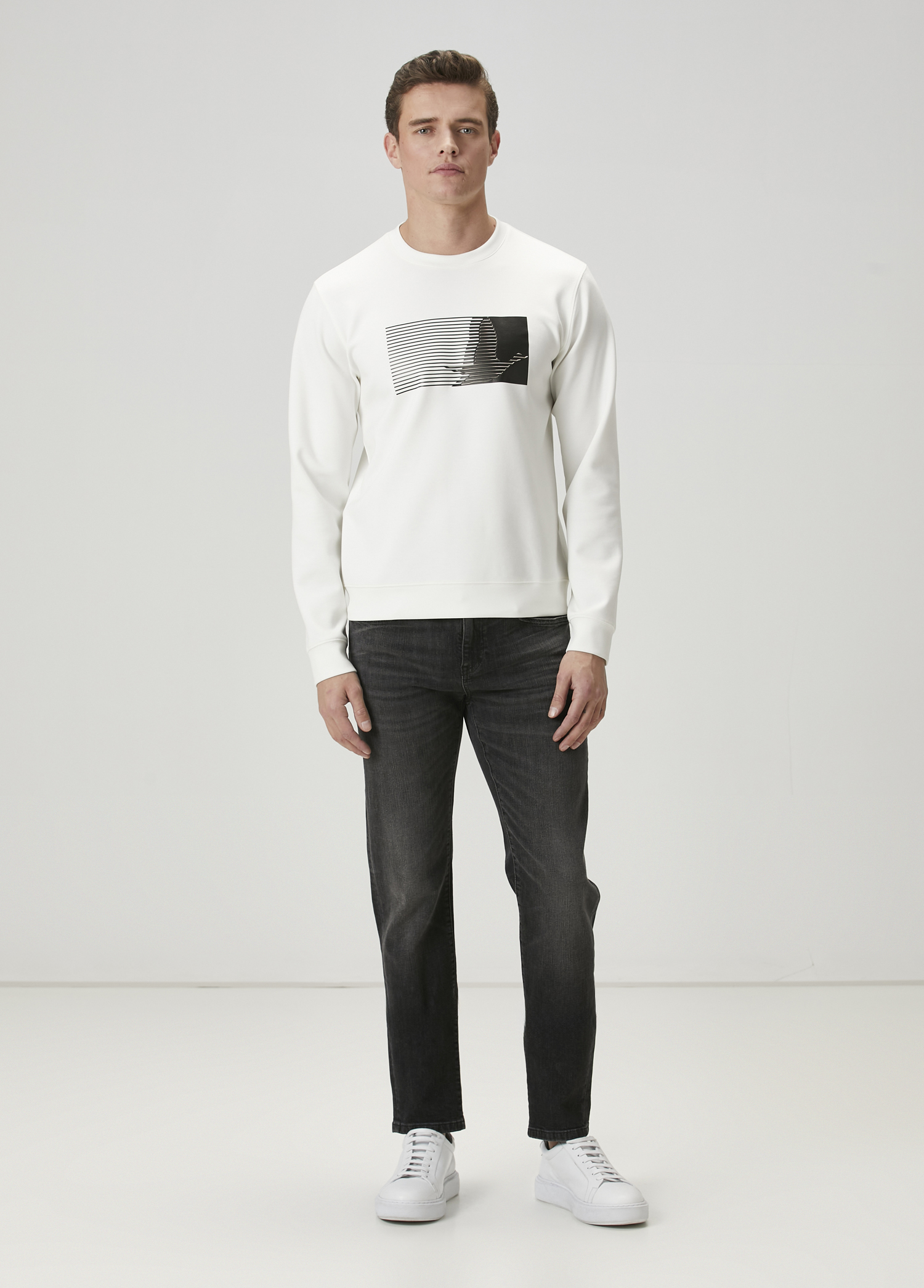 Kırık Beyaz Grafik Logo Baskılı Sweatshirt_2