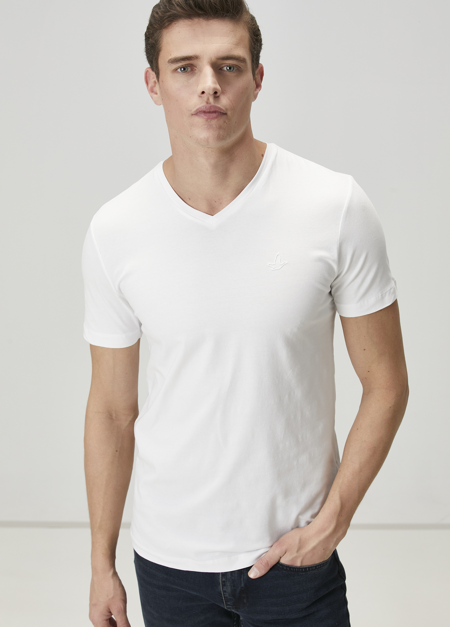 Beyaz V Yaka T-shirt_1