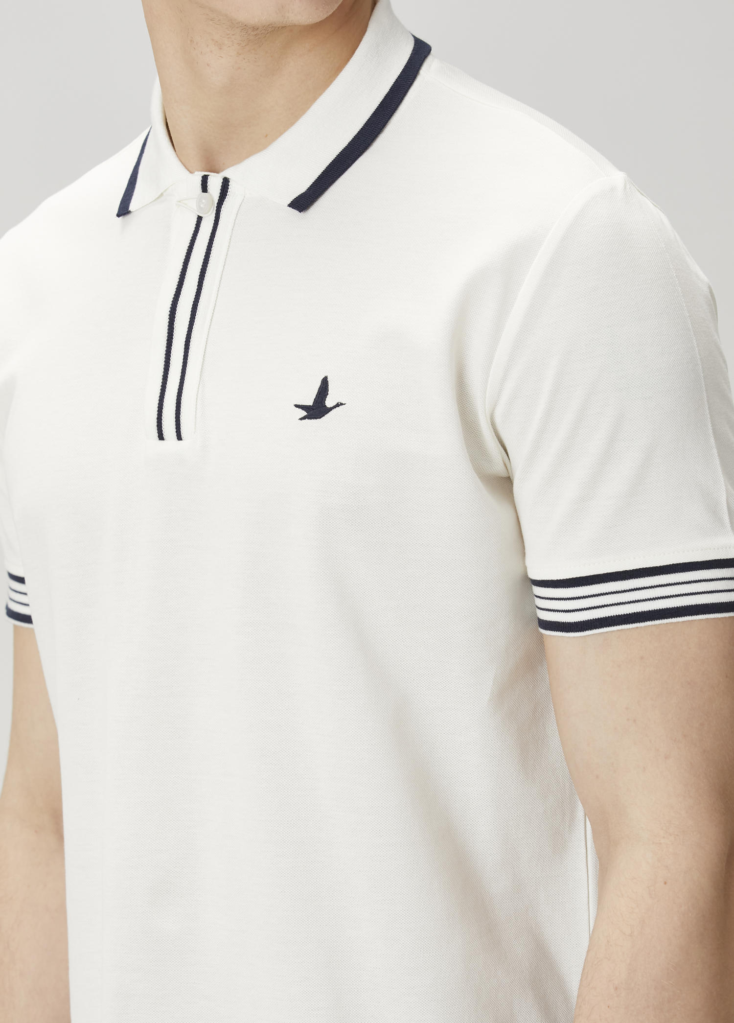 Beyaz Kol Ucu Şerit Detaylı T-shirt_5