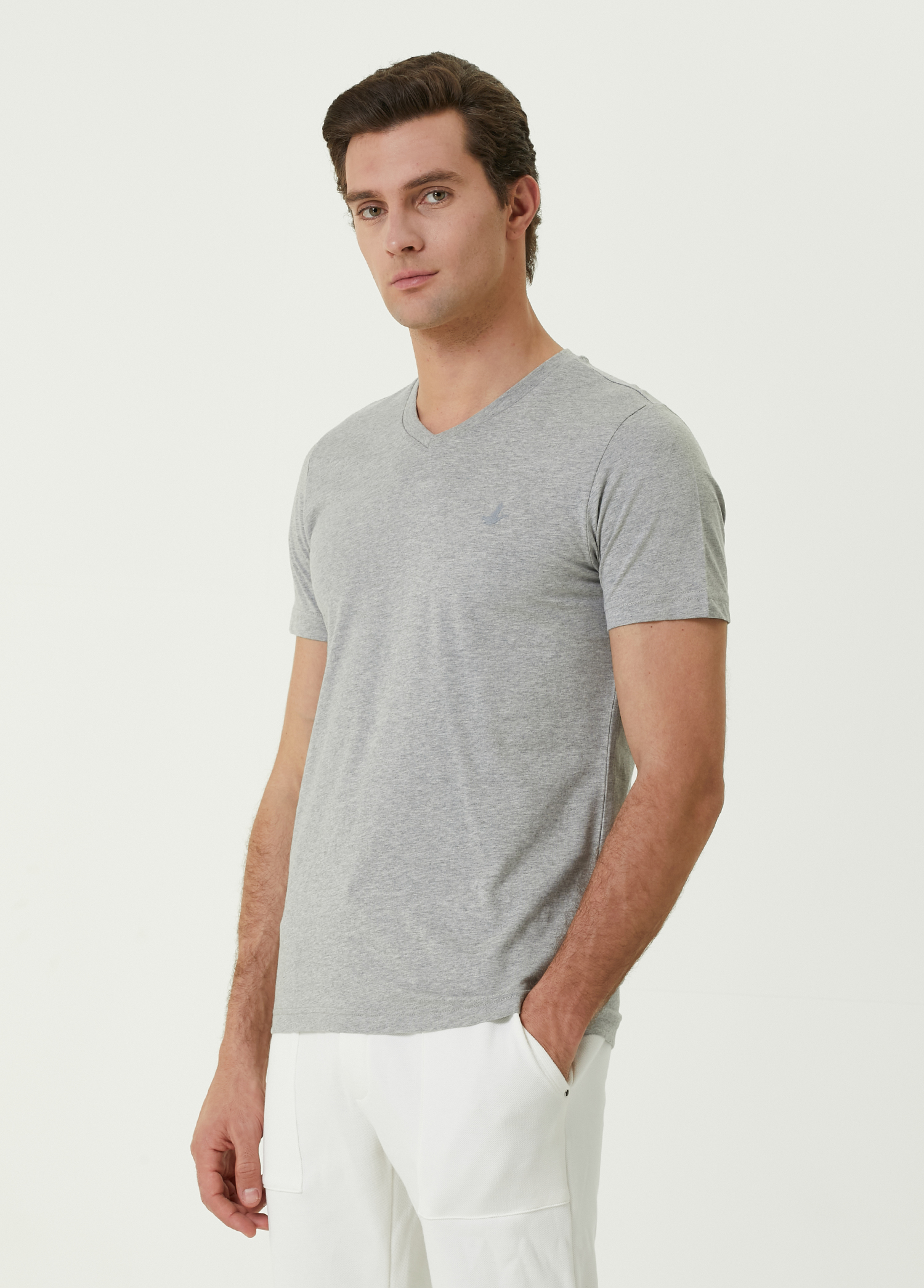 Gri V Yaka Kuş Nakışlı Basic T-shirt_2