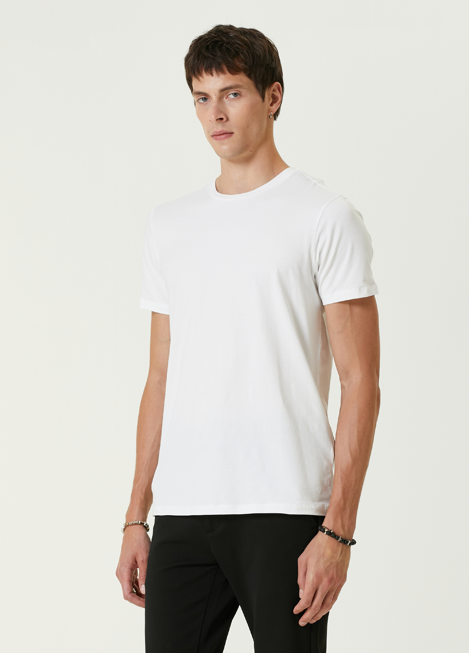 Beyaz Logo Detaylı Basic T-shirt_3