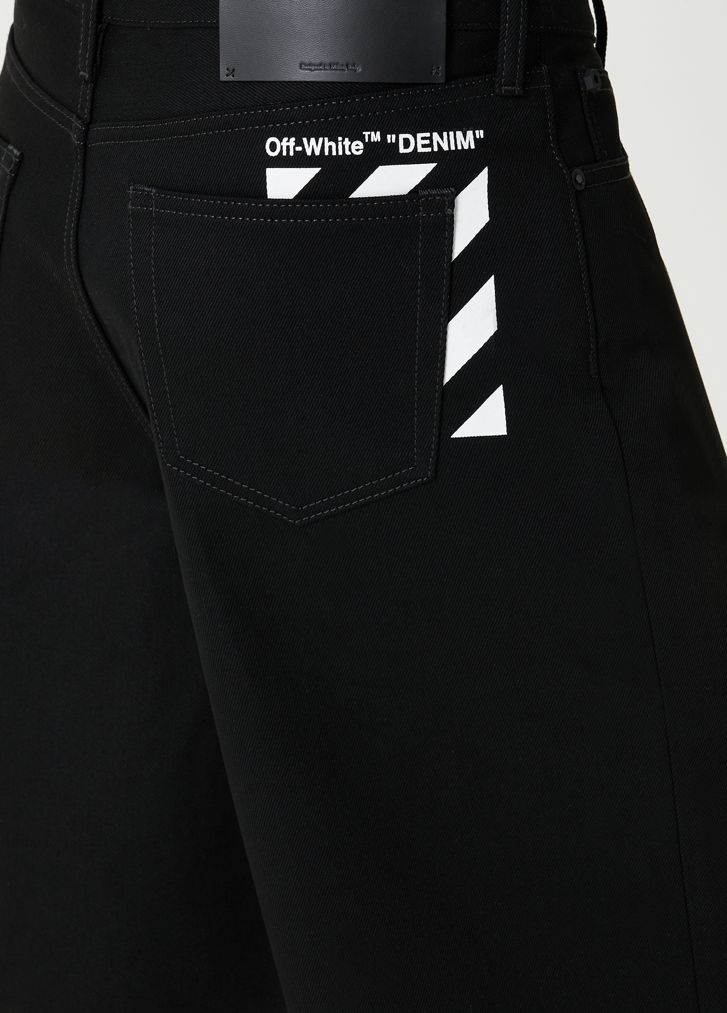Beymen Siyah Beyaz Logo Baskılı Denim Şort. 4 Beymen Siyah Beyaz Logo Baskılı Denim Şort. 4