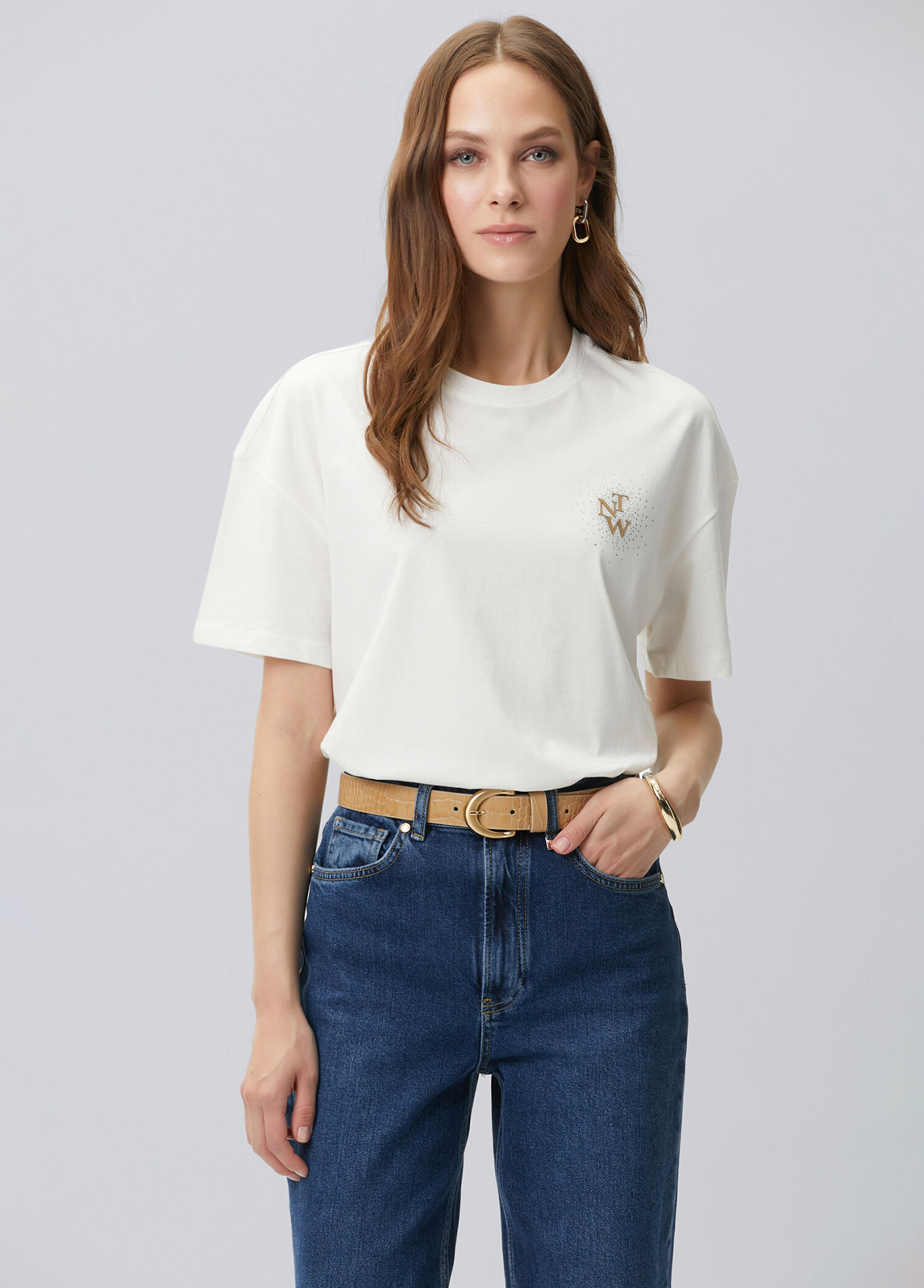 P Network Kirik Beyaz Gogsu Tas Ve Logolu Kisa Kol T Shirt