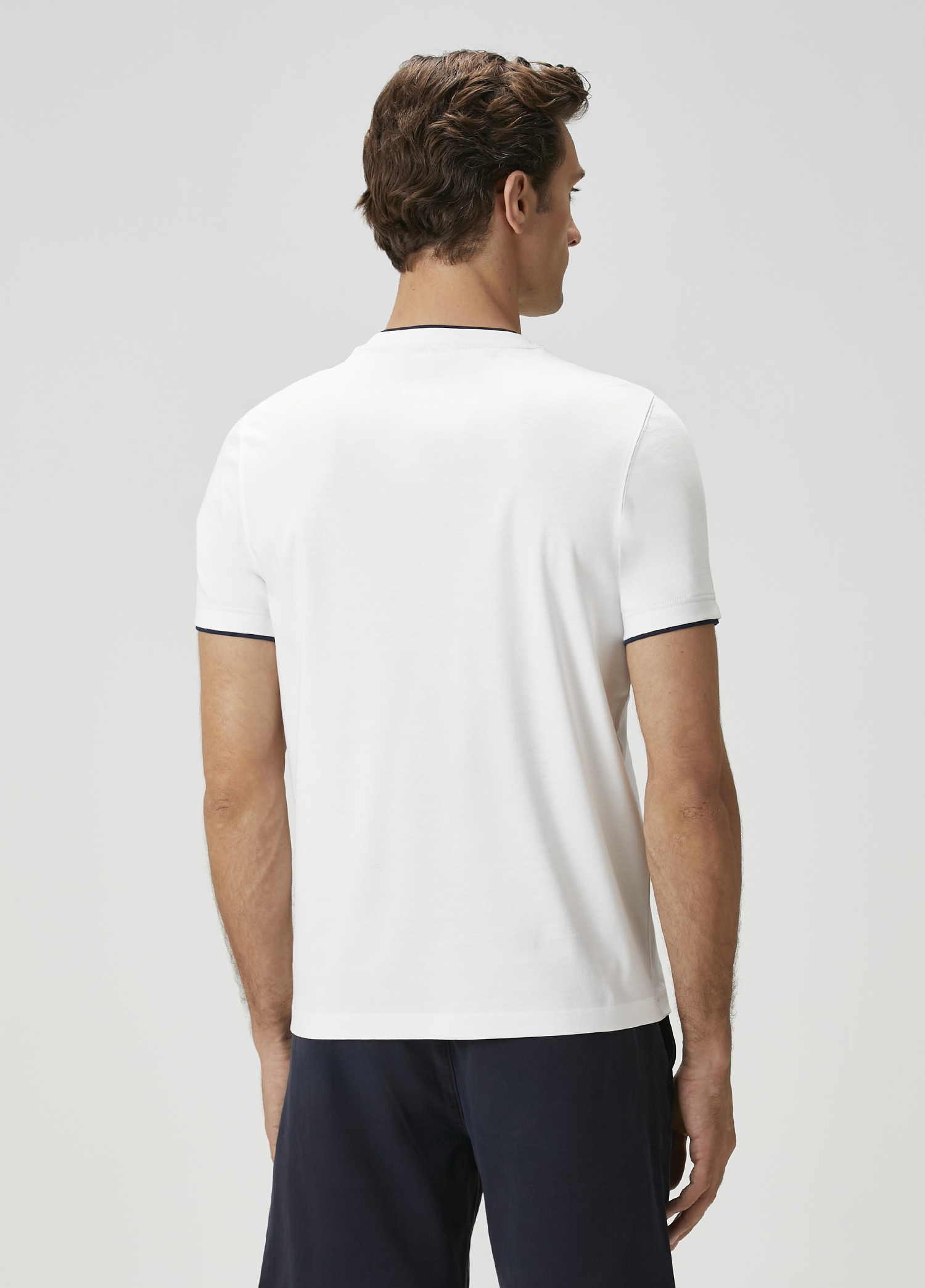 Beyaz Kontrast Garni Detaylı T-shirt_4