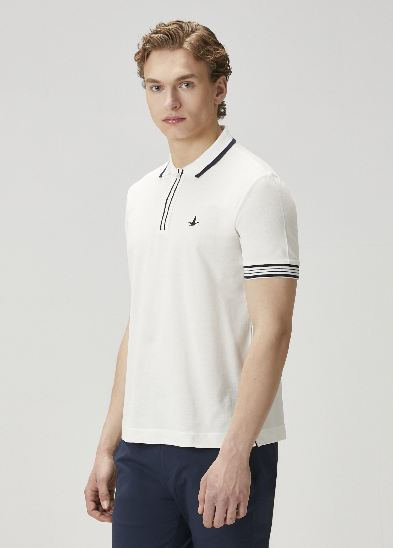 Beyaz Kol Ucu Şerit Detaylı T-shirt_3