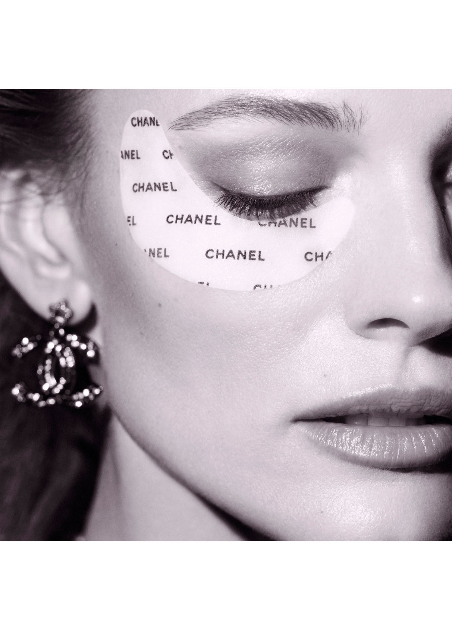 CHANEL - Le Lift Flash Eye Smooths Illuminates