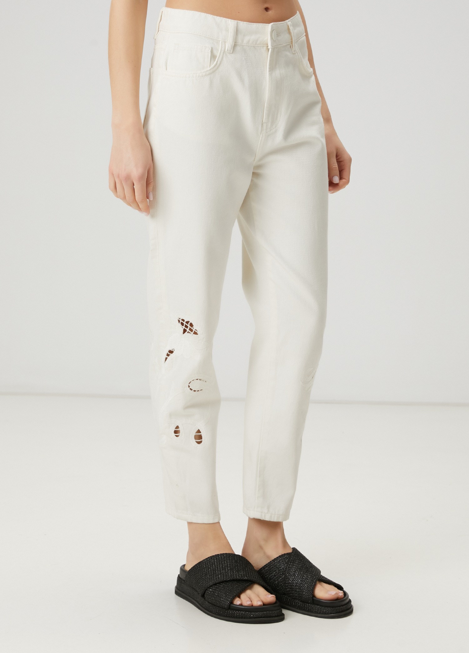Mom Fit Kırık Beyaz Nakışlı Jean Pantolon_2