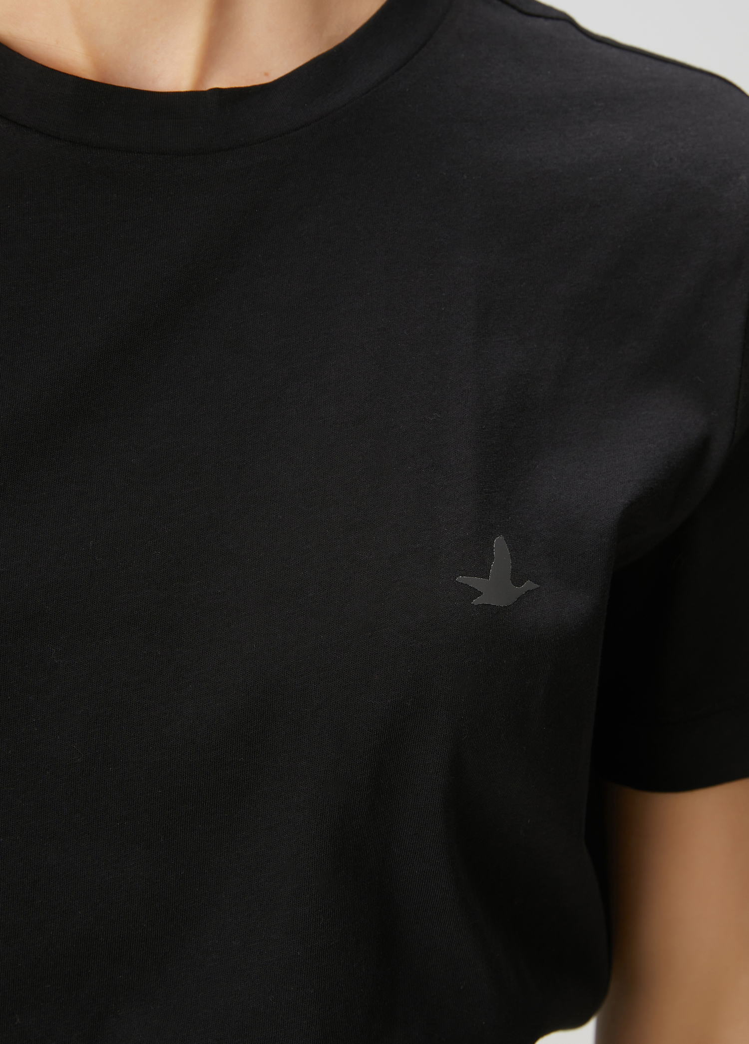 Siyah Logo Detaylı Basic T-shirt_5