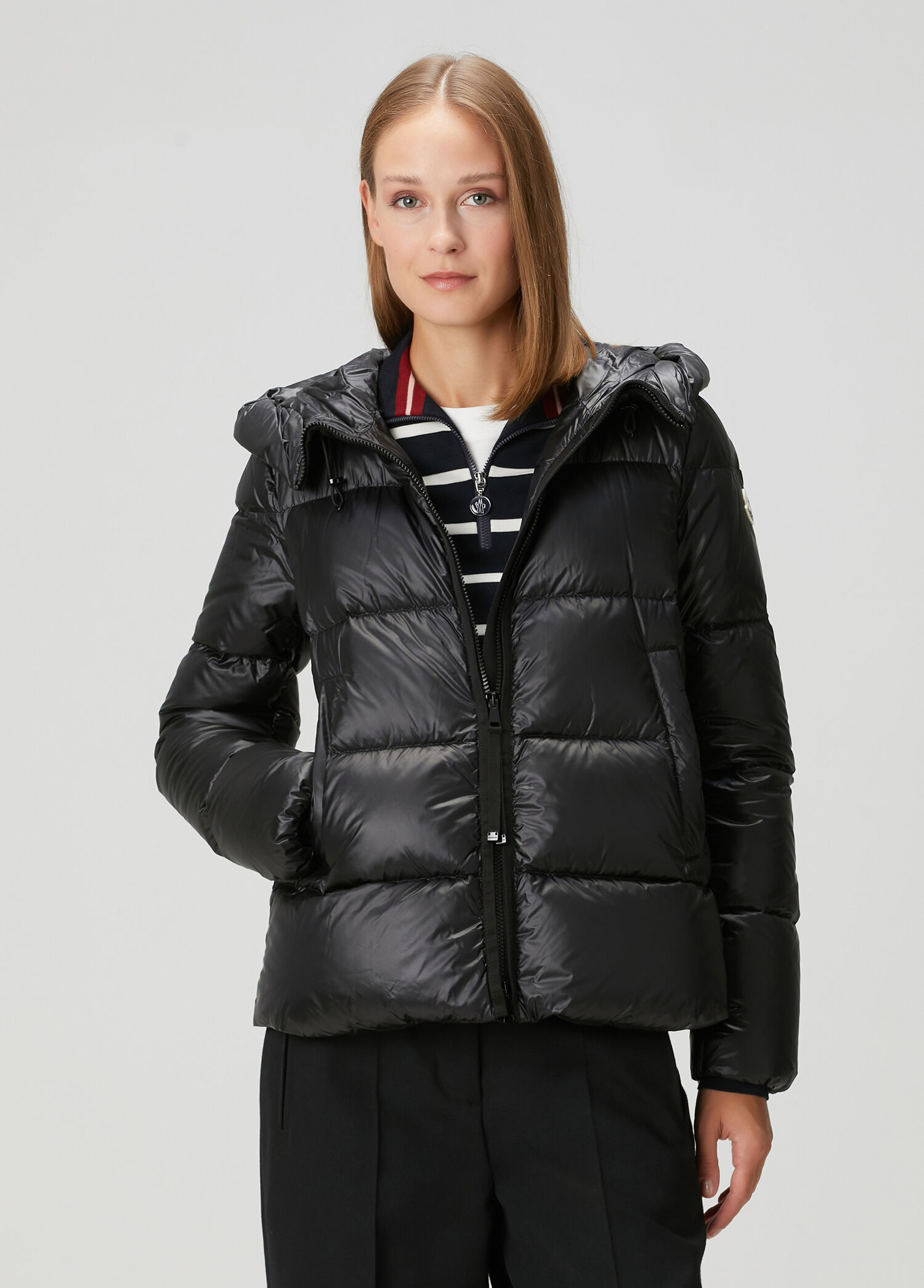 MONCLER ブラックジャケット チェーンディテール Moncler Siyah Kadın Serittes Siyah Kapüşonlu Puffer Mont 1738873