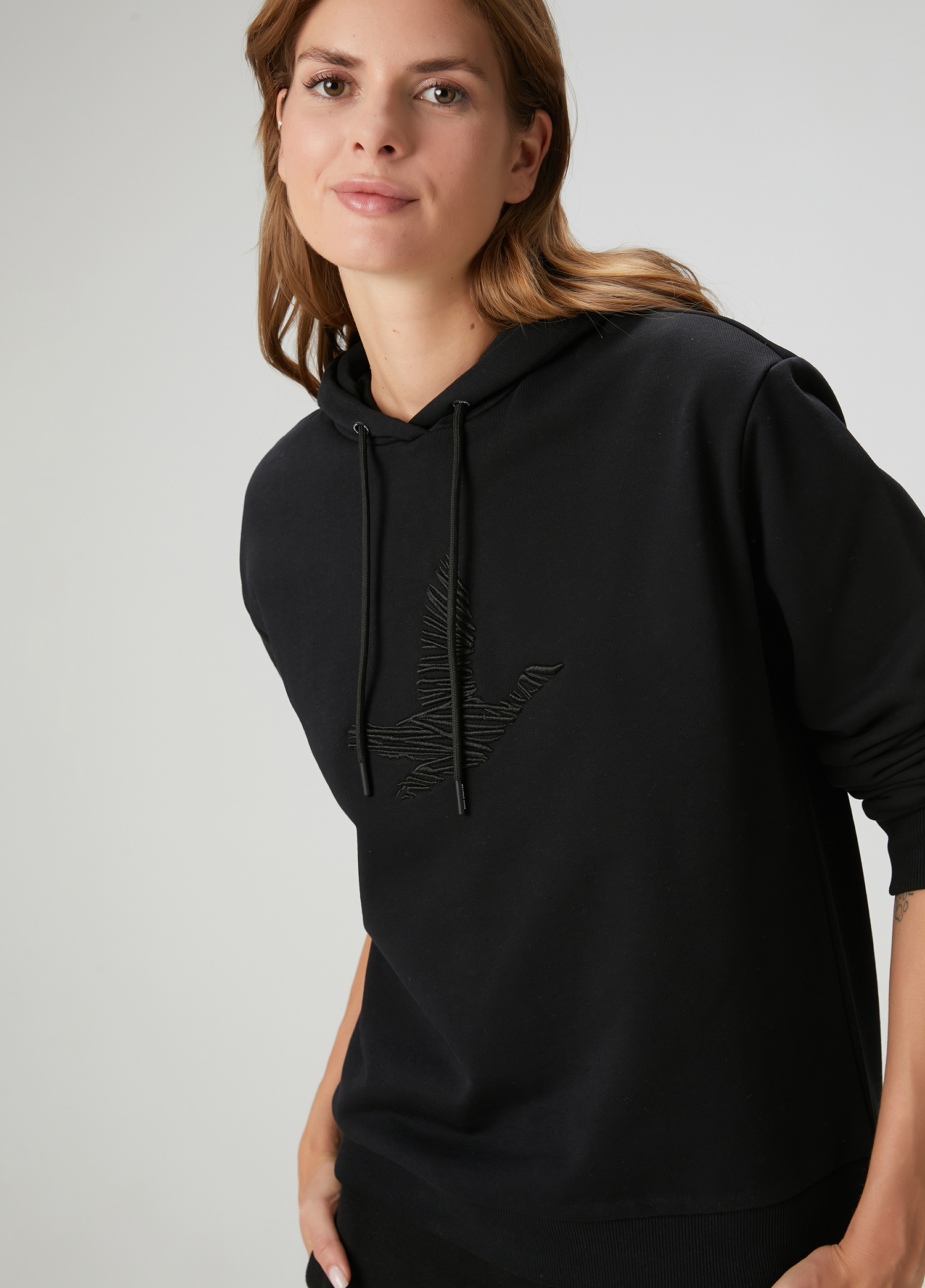 Siyah Kapüşonlu Karalama Kuş Nakışlı Sweatshirt_1