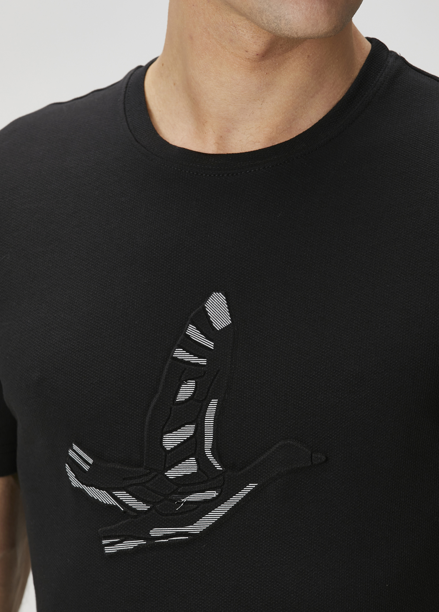 Siyah Kabartmalı Logo Baskılı T-shirt_5